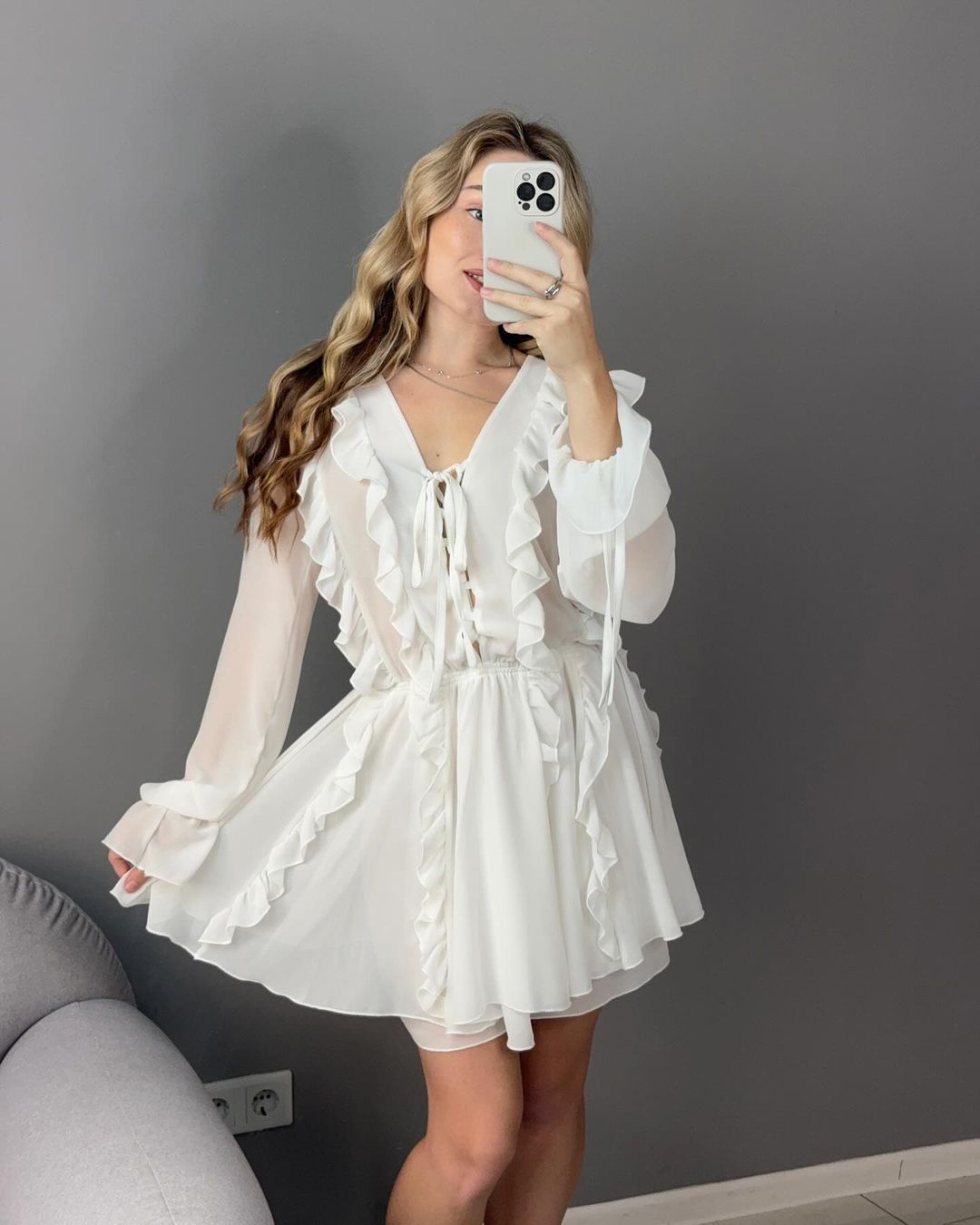 Elegante vestido de gasa con escote en V y volantes