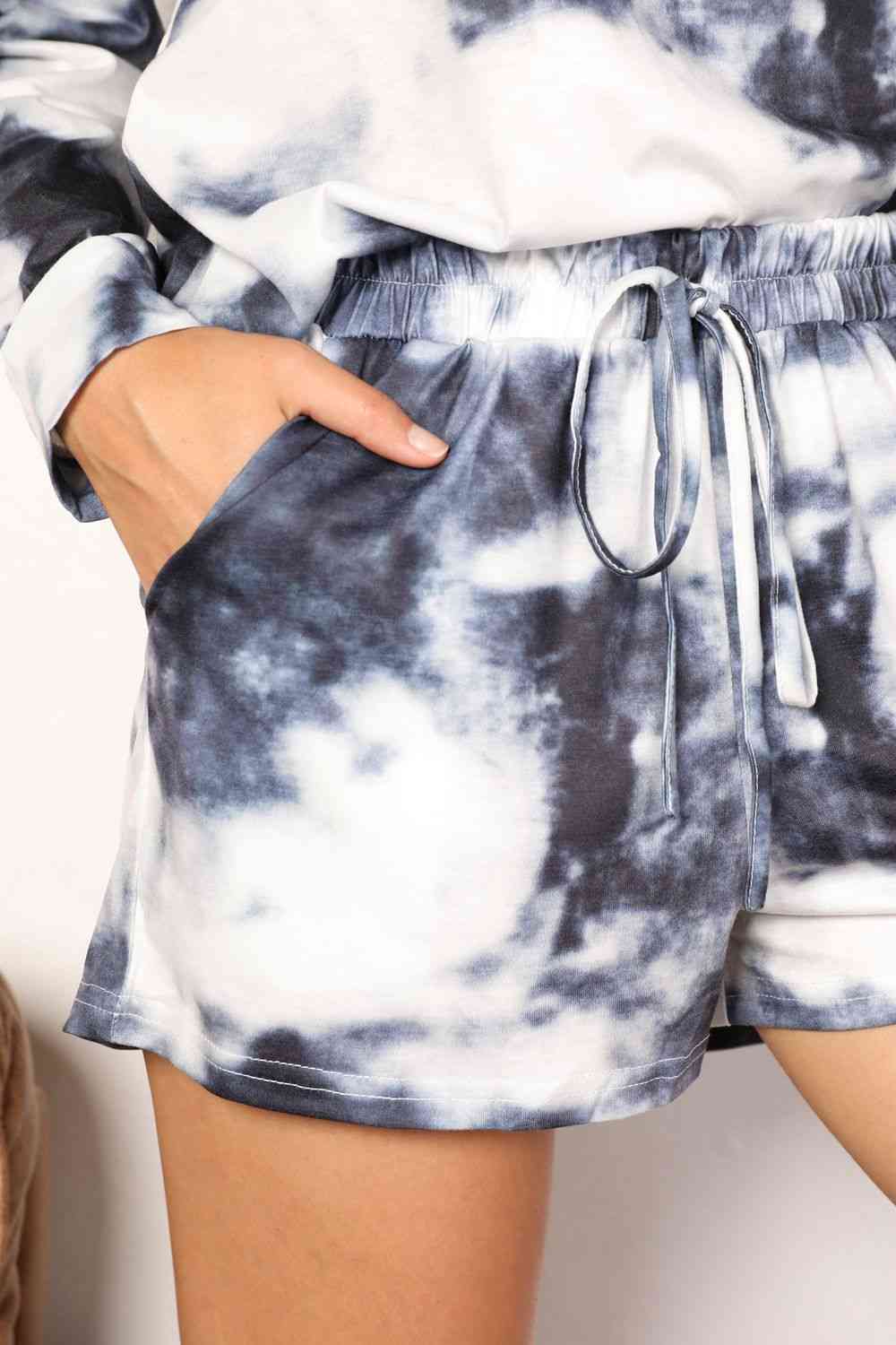 Conjunto de estar por casa con top de cuello redondo y pantalones cortos con efecto tie-dye brillante