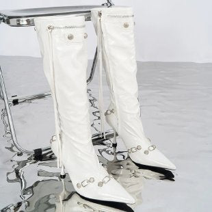 Botas de motociclista de pasarela para mujer, estilo europeo y americano, con punta puntiaguda y tacón de aguja y remaches metálicos.