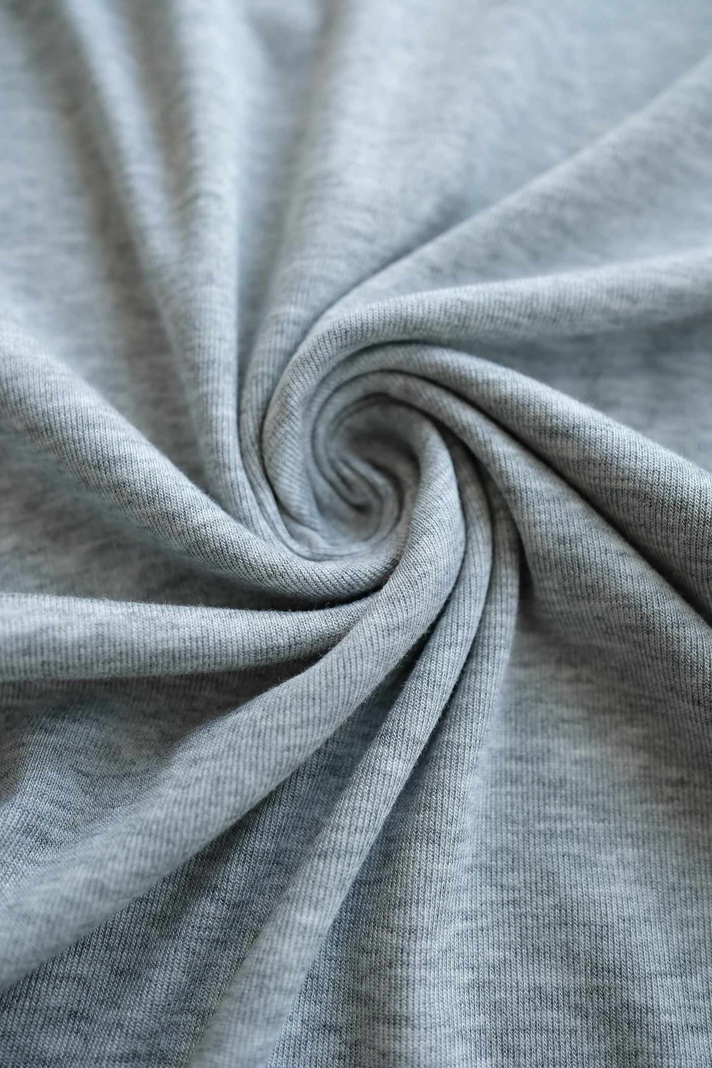 Conjunto deportivo informal de dos piezas, ajustado, de color liso, con camiseta de manga corta y cuello redondo y pantalón acampanado ajustado. Ropa deportiva para mujer.