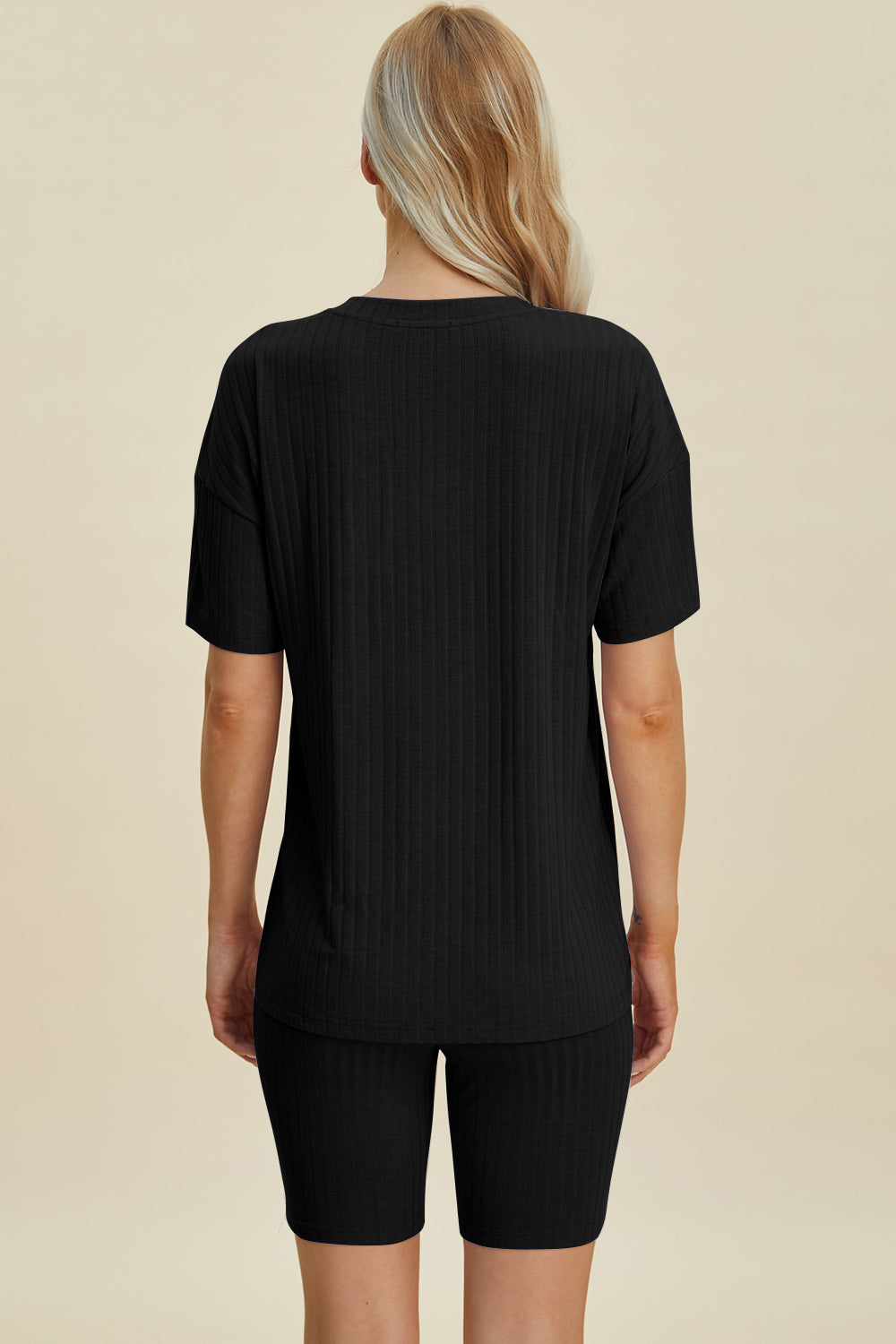 Conjunto básico de top y pantalones cortos de manga corta con cuello en V y canalé de talla grande de Basic Bae