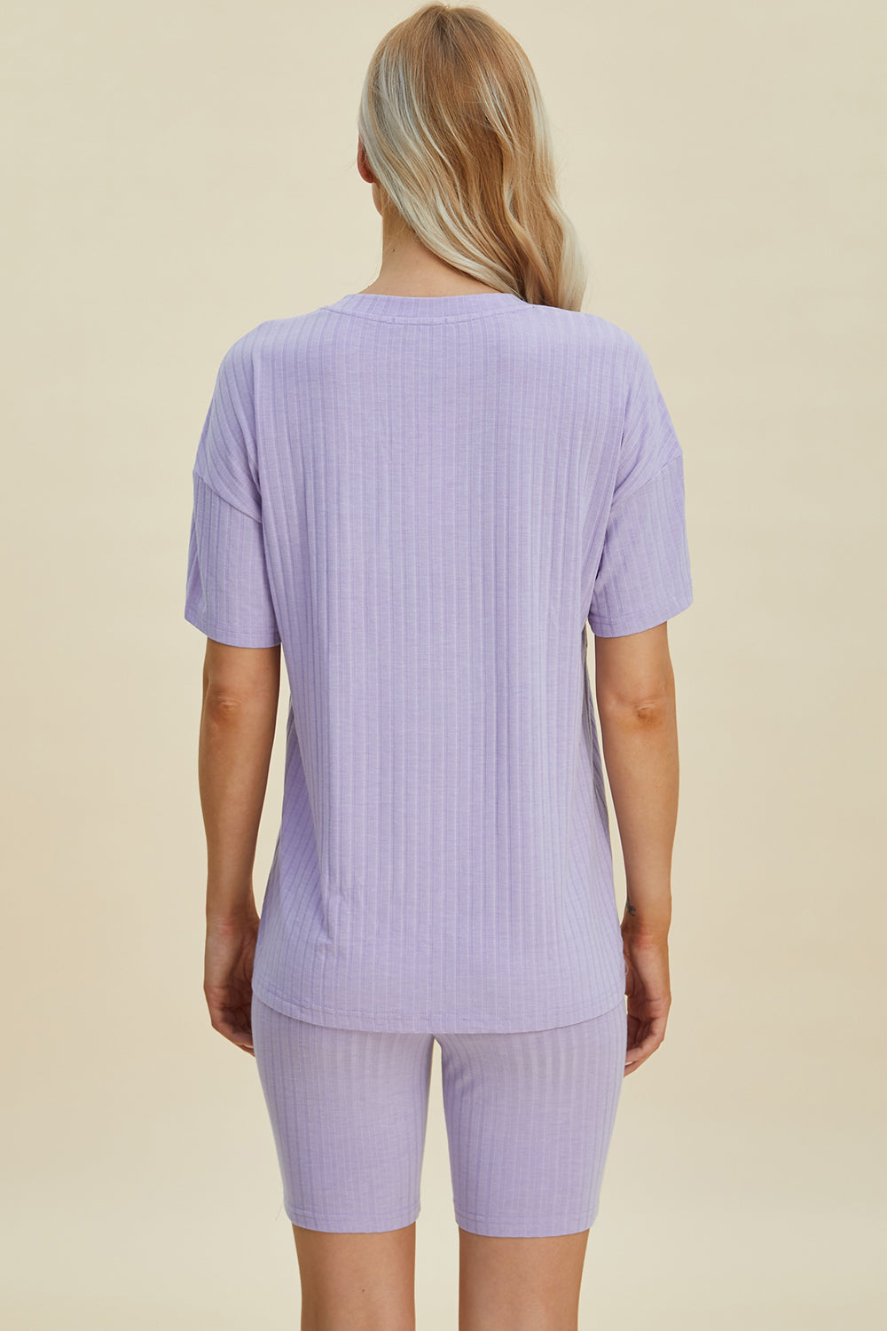 Conjunto básico de top y pantalones cortos de manga corta con cuello en V y canalé de talla grande de Basic Bae