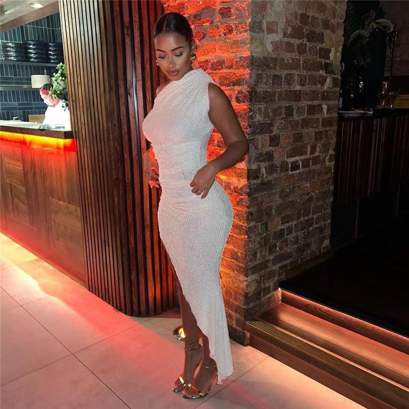 Robe à ourlet irrégulier et manches à épaules dénudées