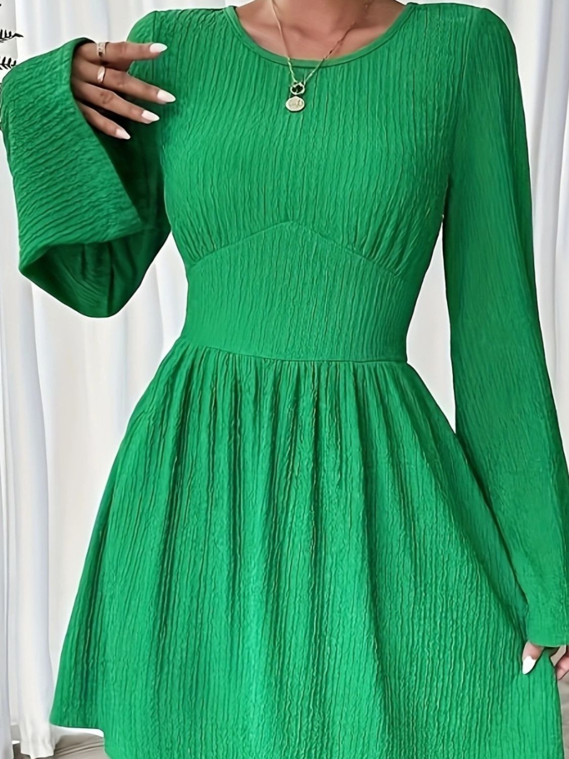 Vestido mini con cuello redondo y mangas acampanadas