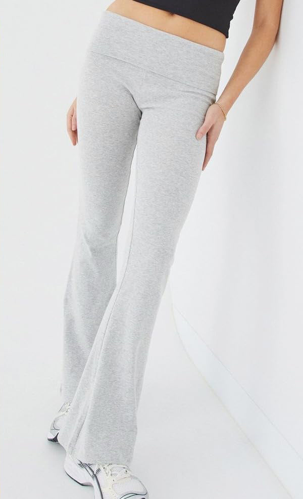 Conjunto deportivo informal de dos piezas, ajustado, de color liso, con camiseta de manga corta y cuello redondo y pantalón acampanado ajustado. Ropa deportiva para mujer.