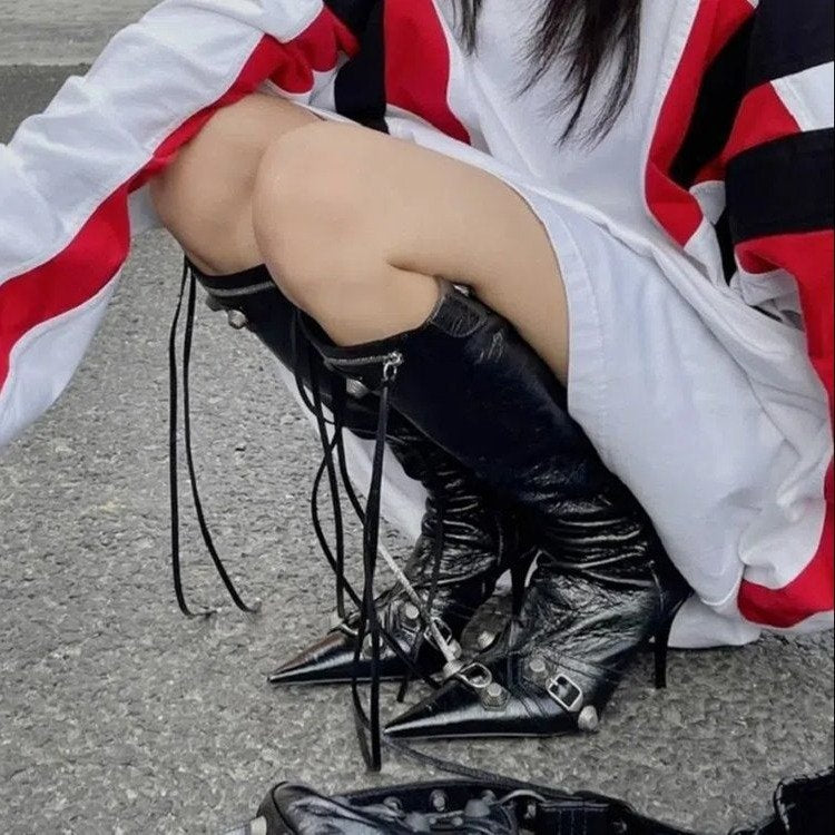 Botas de motociclista de pasarela para mujer, estilo europeo y americano, con punta puntiaguda y tacón de aguja y remaches metálicos.