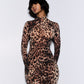 Mono ajustado con cuello redondo, manga larga y estampado de leopardo en contraste