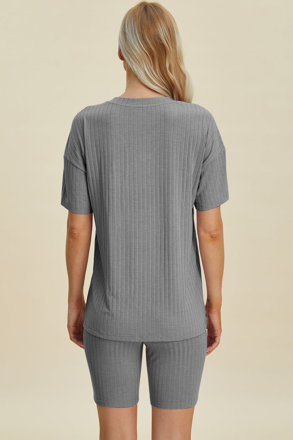 Conjunto básico de top y pantalones cortos de manga corta con cuello en V y canalé de talla grande de Basic Bae