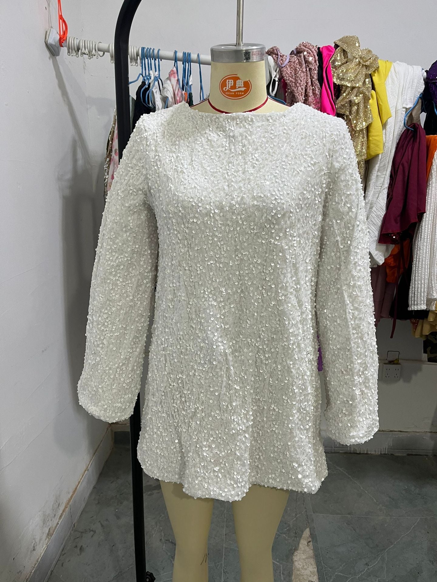 Vestido corto de spandex con lentejuelas, cuello redondo y manga larga para mujer
