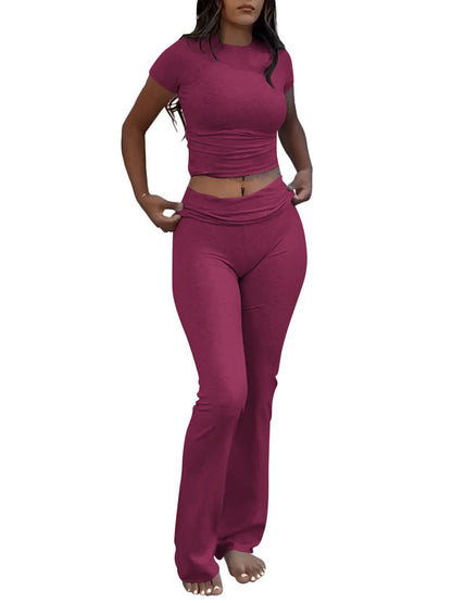 Conjunto deportivo informal de dos piezas, ajustado, de color liso, con camiseta de manga corta y cuello redondo y pantalón acampanado ajustado. Ropa deportiva para mujer.