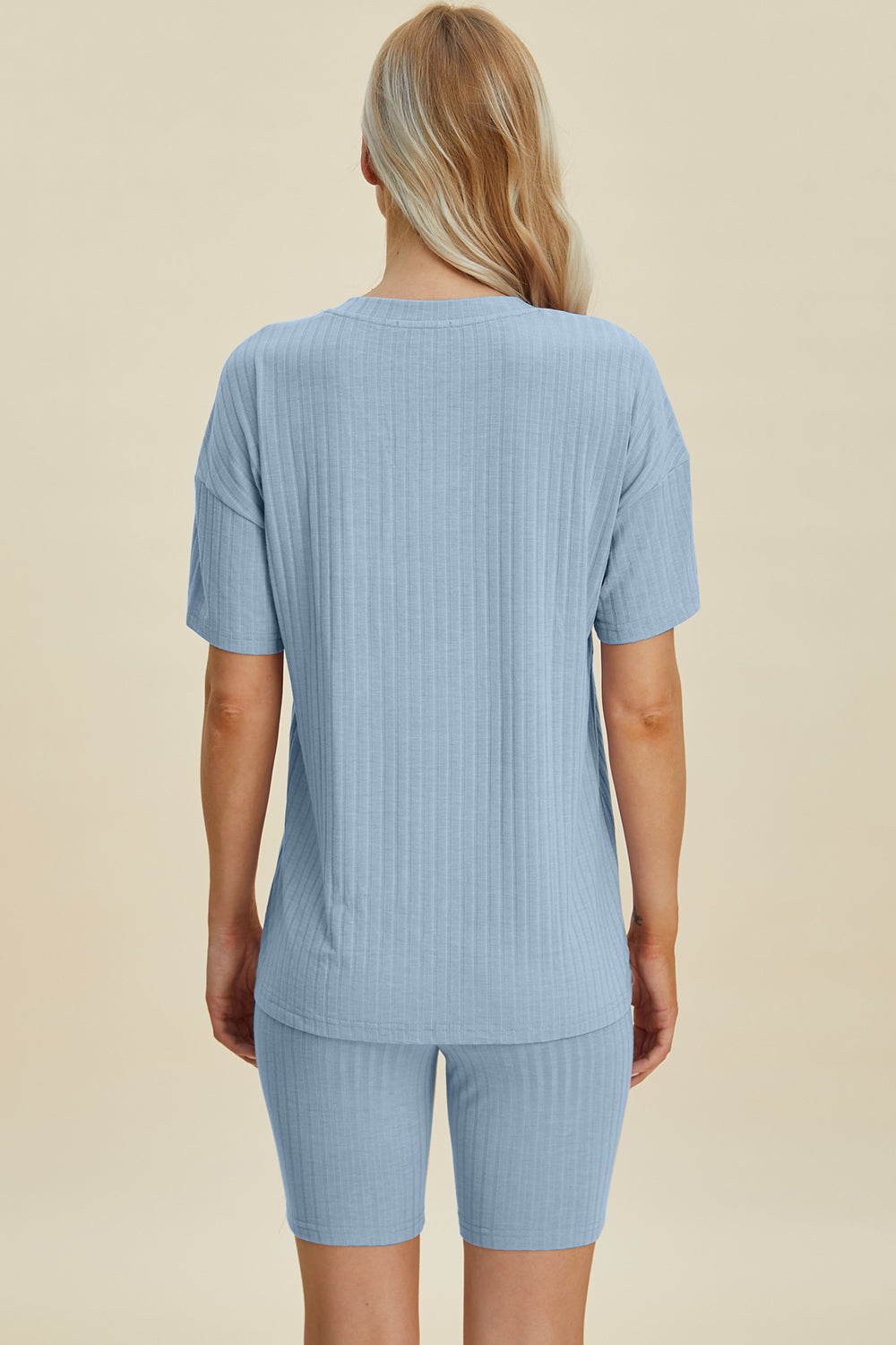 Conjunto básico de top y pantalones cortos de manga corta con cuello en V y canalé de talla grande de Basic Bae